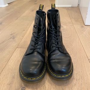 1460 Women’s Smooth Leather Lace Up Dr Martin Boots size (US)8 (EU)39.